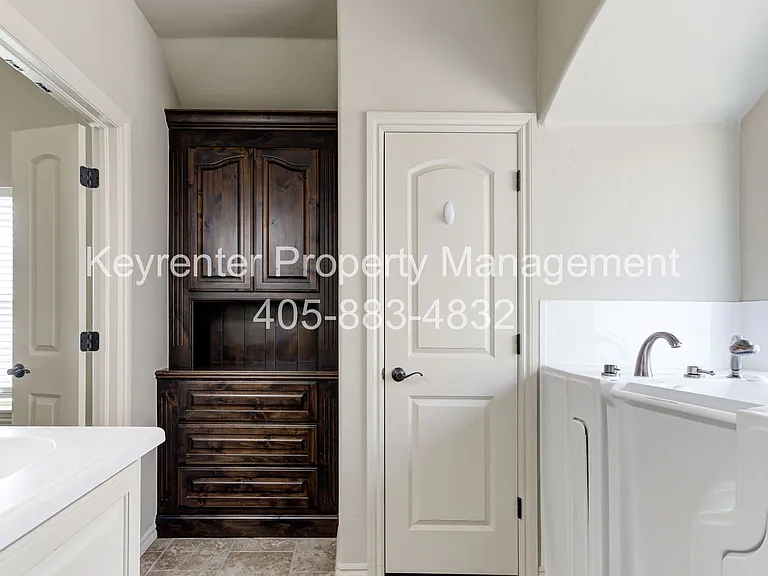 9016 NW 75th St — Photo 22