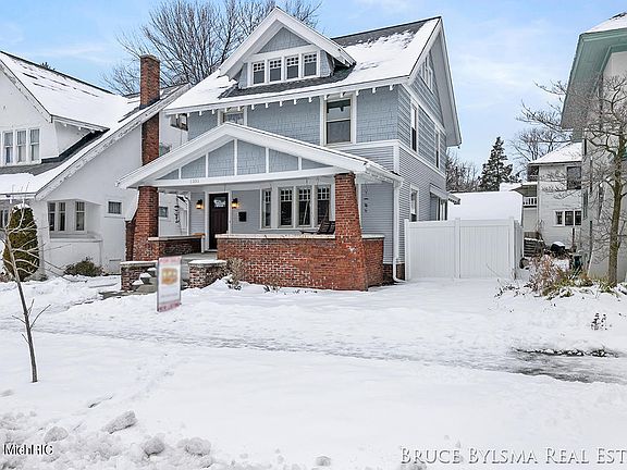 2nd image of 1351 Thomas St SE