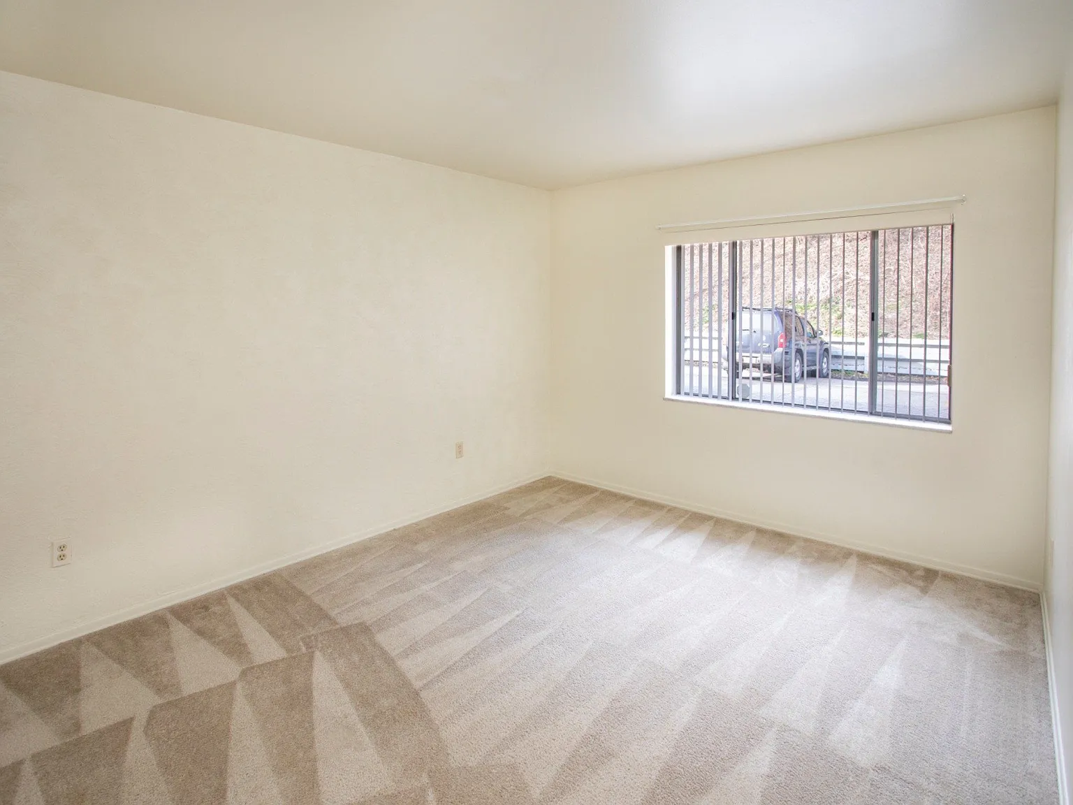 Green Acres Apartments — Photo 3