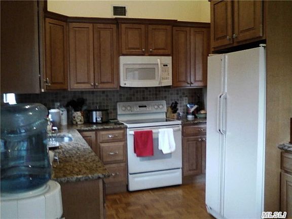 3rd image of 20 W Pond Ct