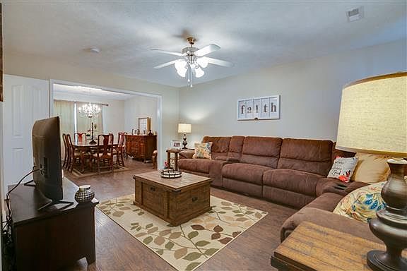 3rd image of 405 Niagra Ln