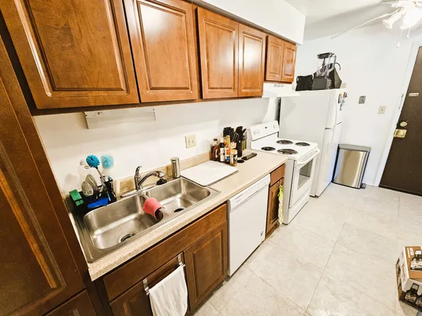 1200 S Forums Ct #1C, Wheeling, IL 60090