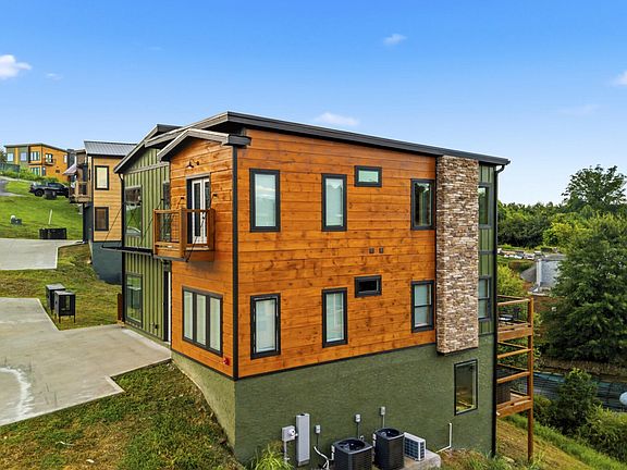 3rd image of 1579 Rainbow Ridge Way