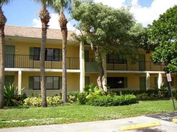 415 Meadows Cir, Boynton Beach, FL 33436