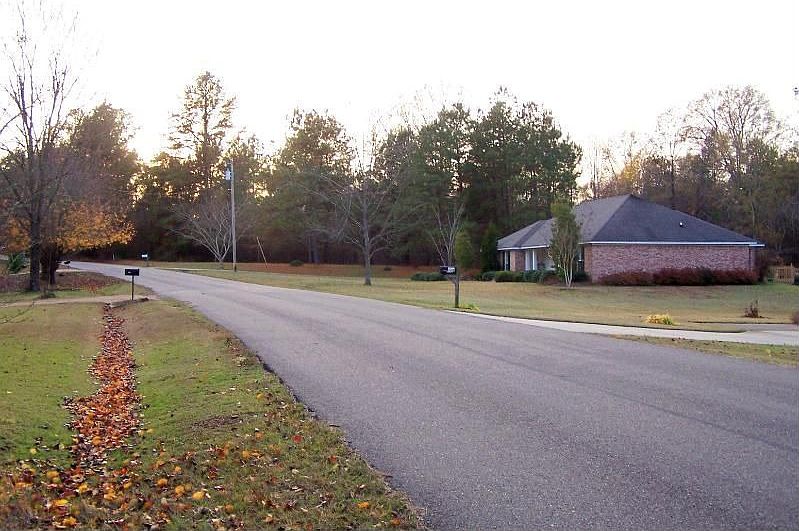 2nd image of 109 Holliday Trce
