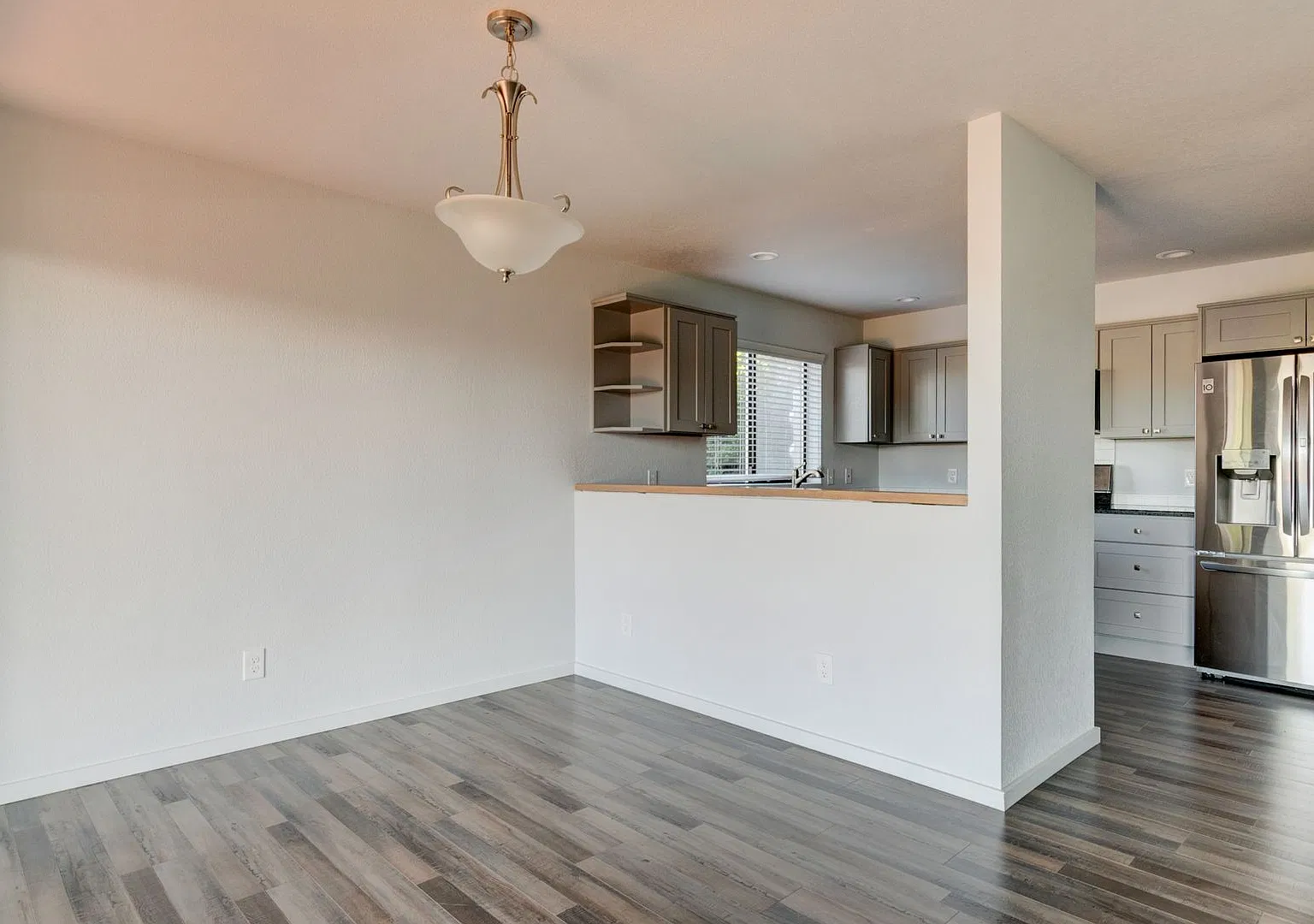 2 bed, 2 bath Remodeled Condo + Shared garage — Photo 3