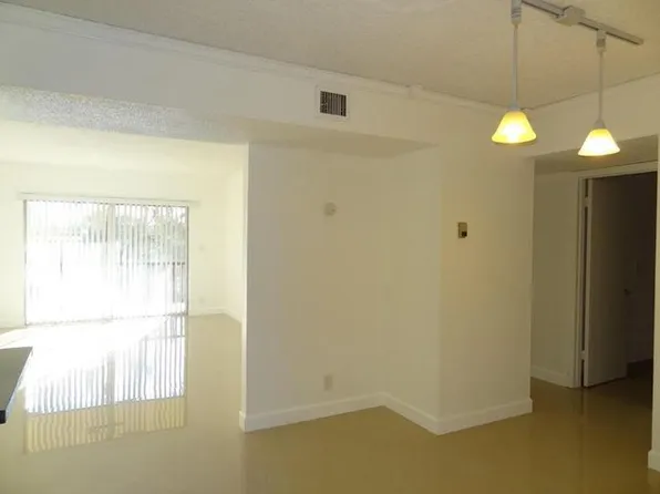 460 NW 20th St APT 114, Boca Raton, FL 33431