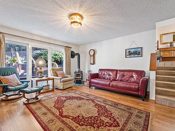 4th image of 306 Los Altos Dr
