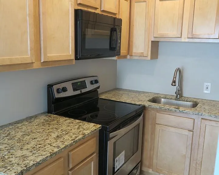 334 University Ave — Photo 3