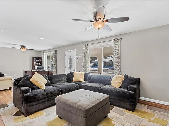 2nd image of 1461 Glenlea Dr