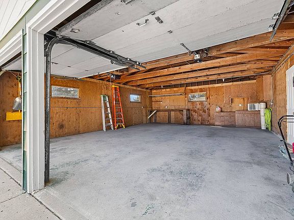 4th image of 601 Harris Ct