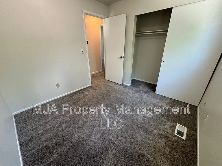 1817 E Vine St — Photo 10