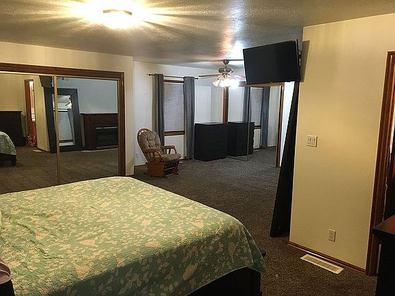 2nd image of 1155 Park View St