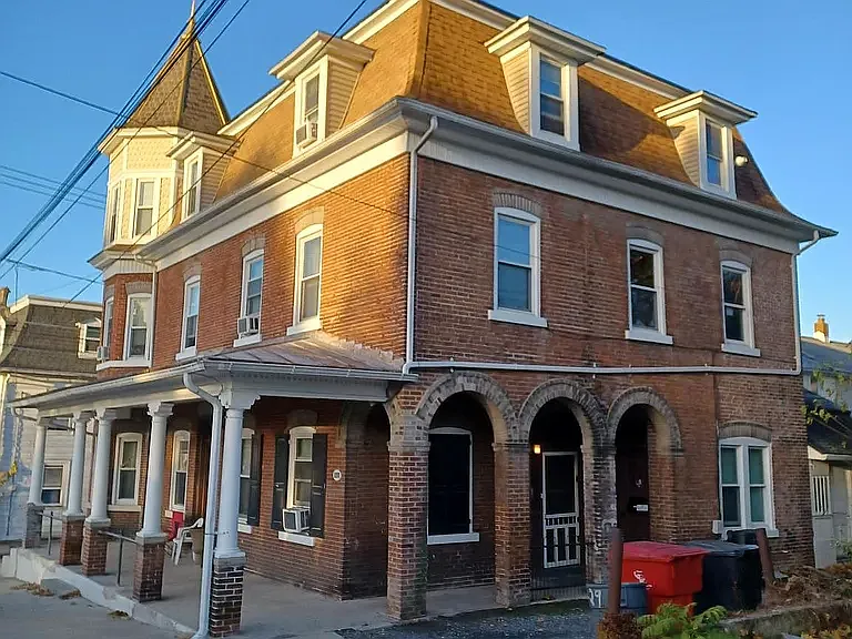 1 bed, 300 sqft, $817 — Photo 2
