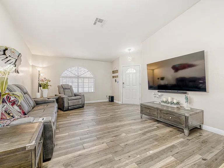 Iverson Ln — Photo 7