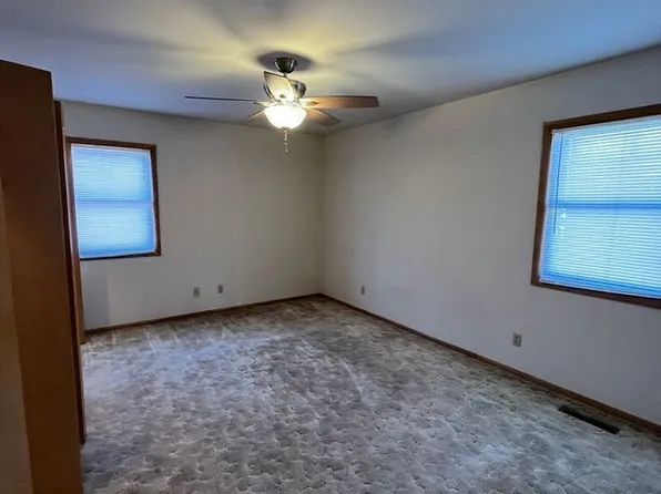 207 W 3rd St S APT 2, Newton, IA 50208