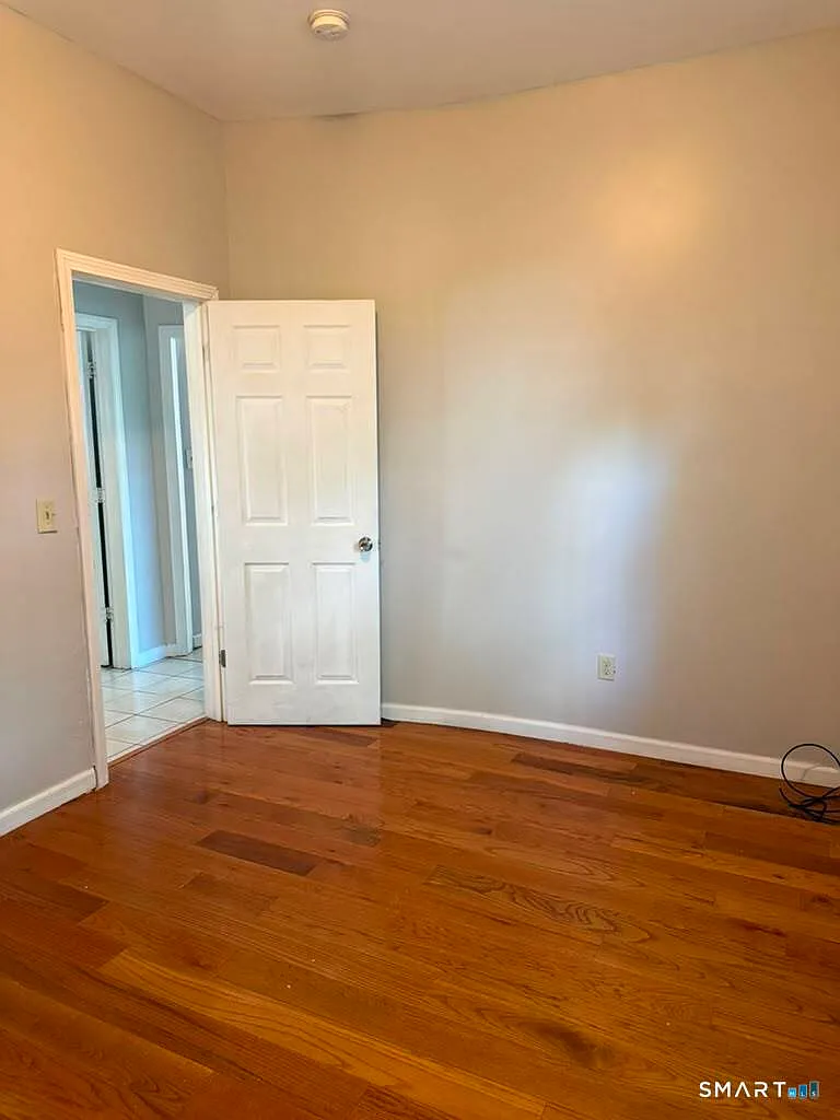 3 bed, 1.0 bath, 1144 sqft, $1,600 — Photo 3