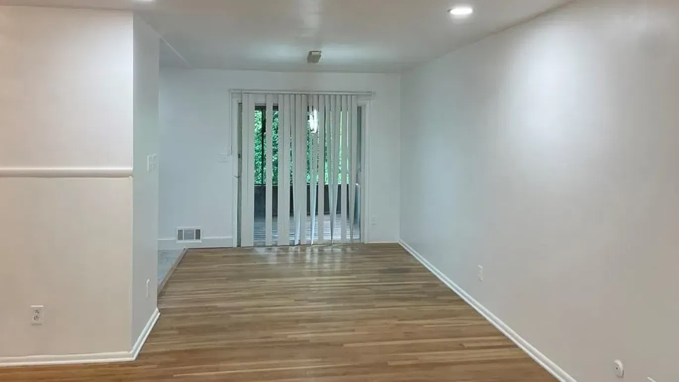 5 bed, 2515 sqft, $3,300 — Photo 2