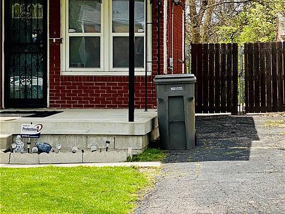 4th image of 3512 N Oxford St