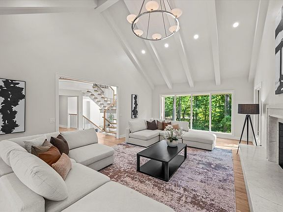 4th image of 1221 Loch Ln