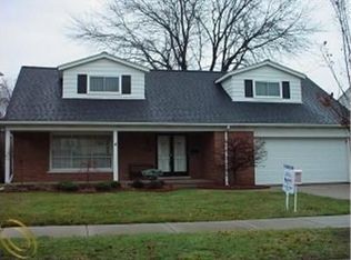 562 Blairmoor Ct, Grosse Pointe Woods, MI 48236