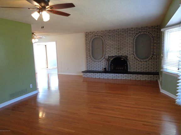3rd image of 30 Bristol Ct
