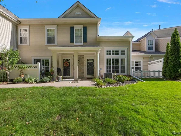25816 Maritime Cir S, Harrison Township, MI 48045