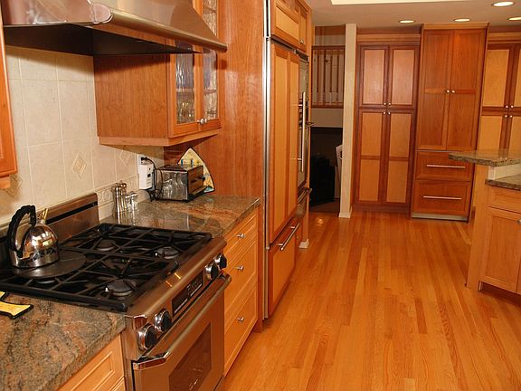 Fabulous kitchen w/doubl ovens, extra 2 drawer refrigerator and more