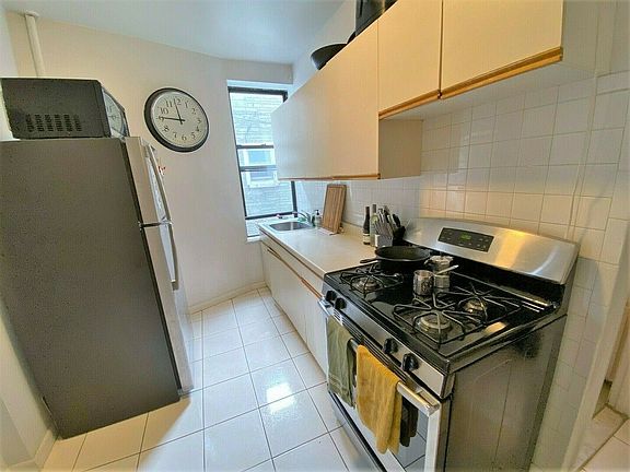 2nd image of 31 Diamond St #12