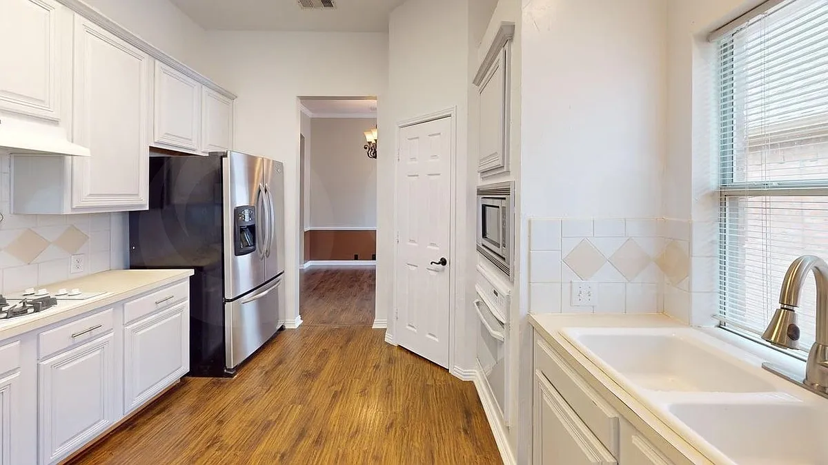 3 bed, 2.0 bath, 1727 sqft, $2,299 — Photo 4