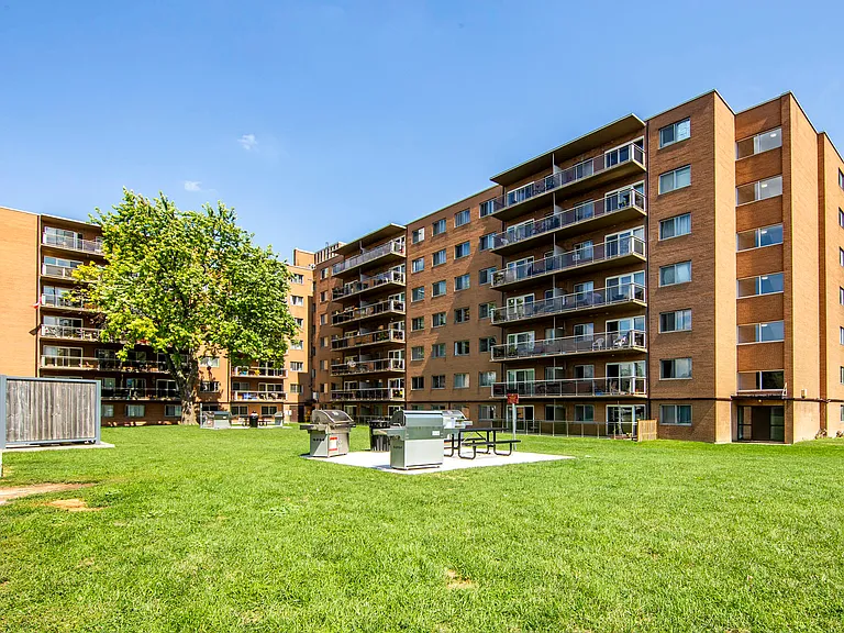 1285 Lakeshore Rd E — Photo 10