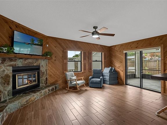 5th image of 125 E LAUREN COURT