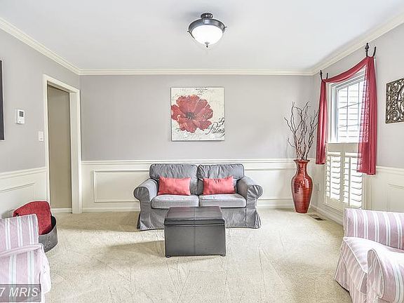 3rd image of 5552 Queen Victoria Ct