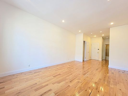 3rd image of 506 E 88th St APT 4E