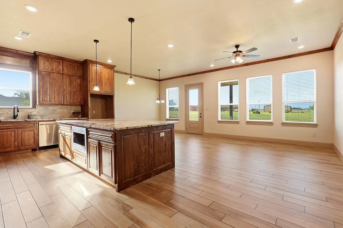 3 bed, 2.0 bath, 1780 sqft, $2,200 — Photo 3
