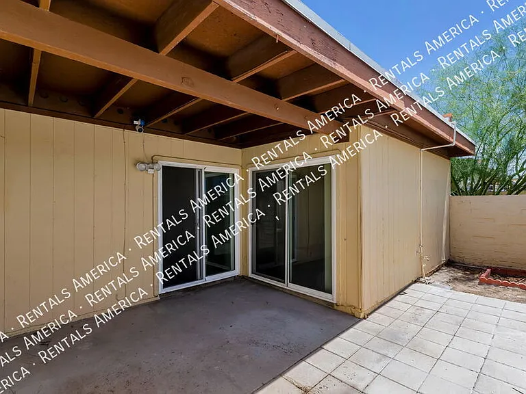 1816 E Iowa St — Photo 16