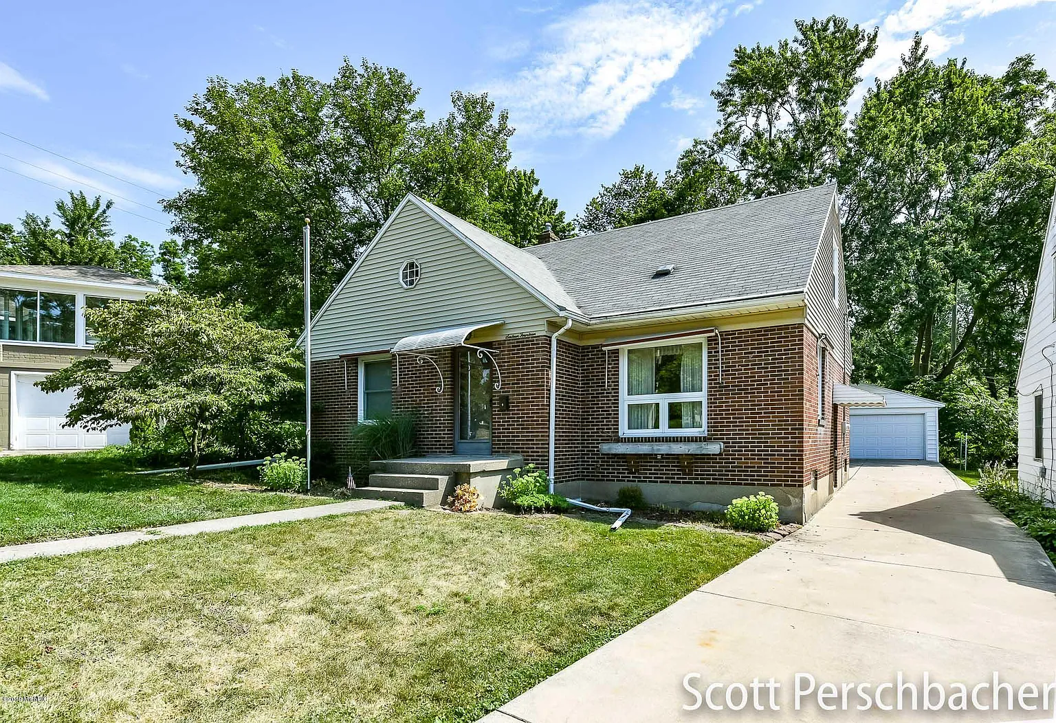 1614 Rosewood Ave SE photo 1