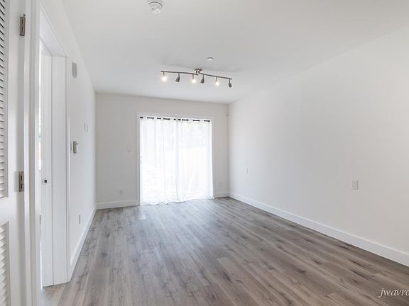 4th image of 3933 Mission St #6