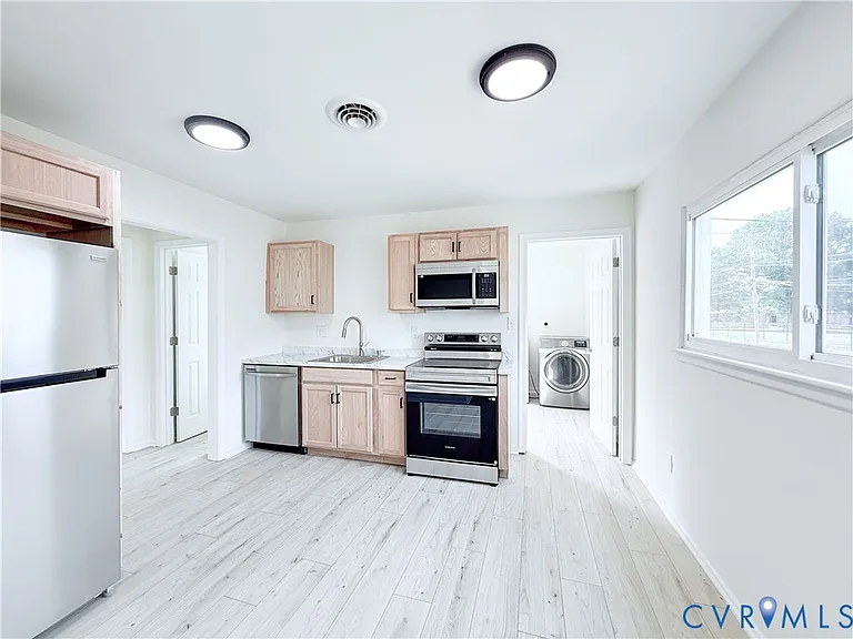 2706 Selden St — Photo 5