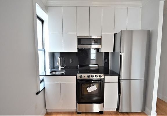 4th image of 3694 Broadway APT 3D