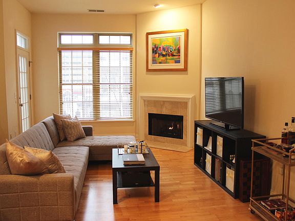 5th image of 450 E Ohio St APT 211