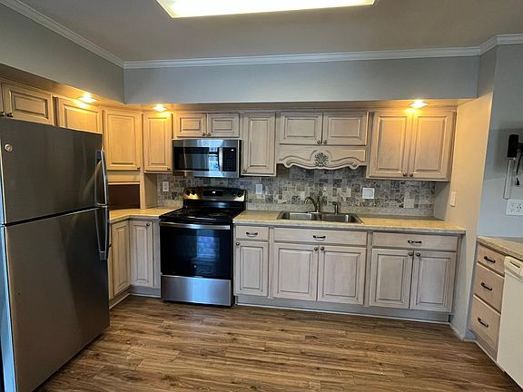 3rd image of 216 Saratoga Ave APT 1E