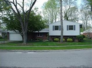 1911 Oak Tree Dr E, Kettering, OH 45440