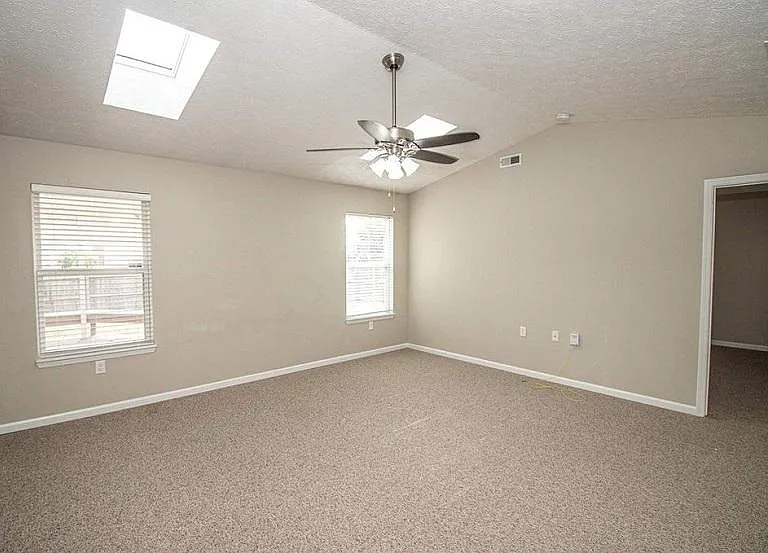 2315 Temple Ct E — Photo 3