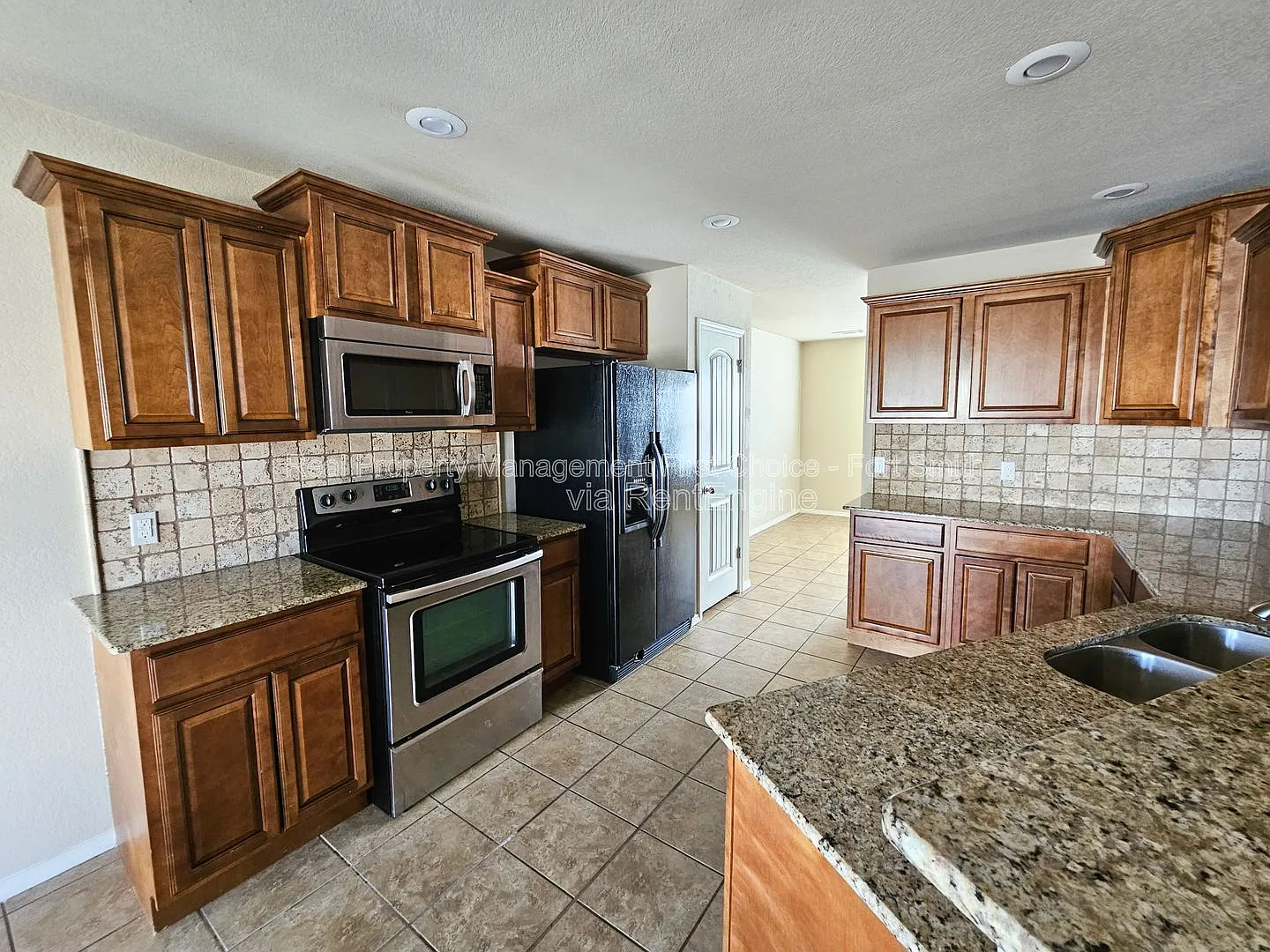4 bed, 2.0 bath, 2025 sqft, $1,699 — Photo 2
