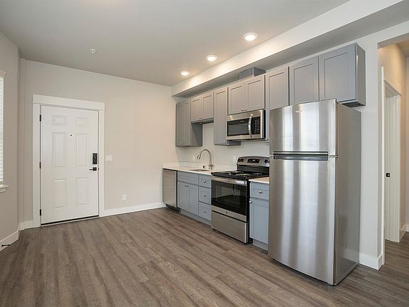 Kitchen/Entry