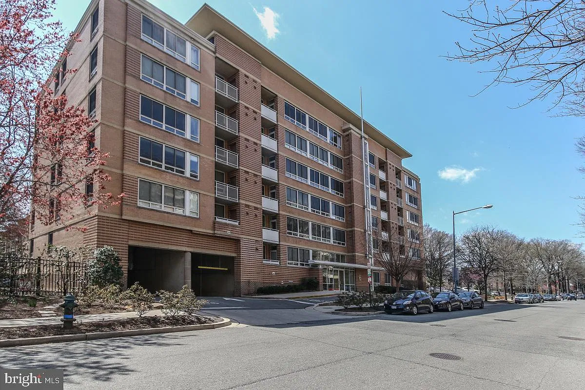 1 bed, 1.0 bath, 670 sqft, $2,400 — Photo 2