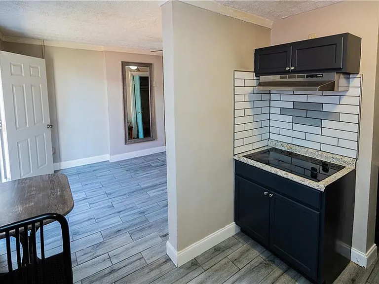 235 Walnut St NW #E — Photo 4