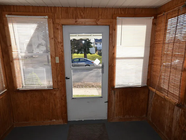 805 Saxon Ave — Photo 6