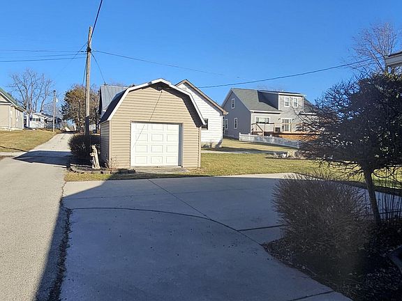 4th image of 205 S Elm St